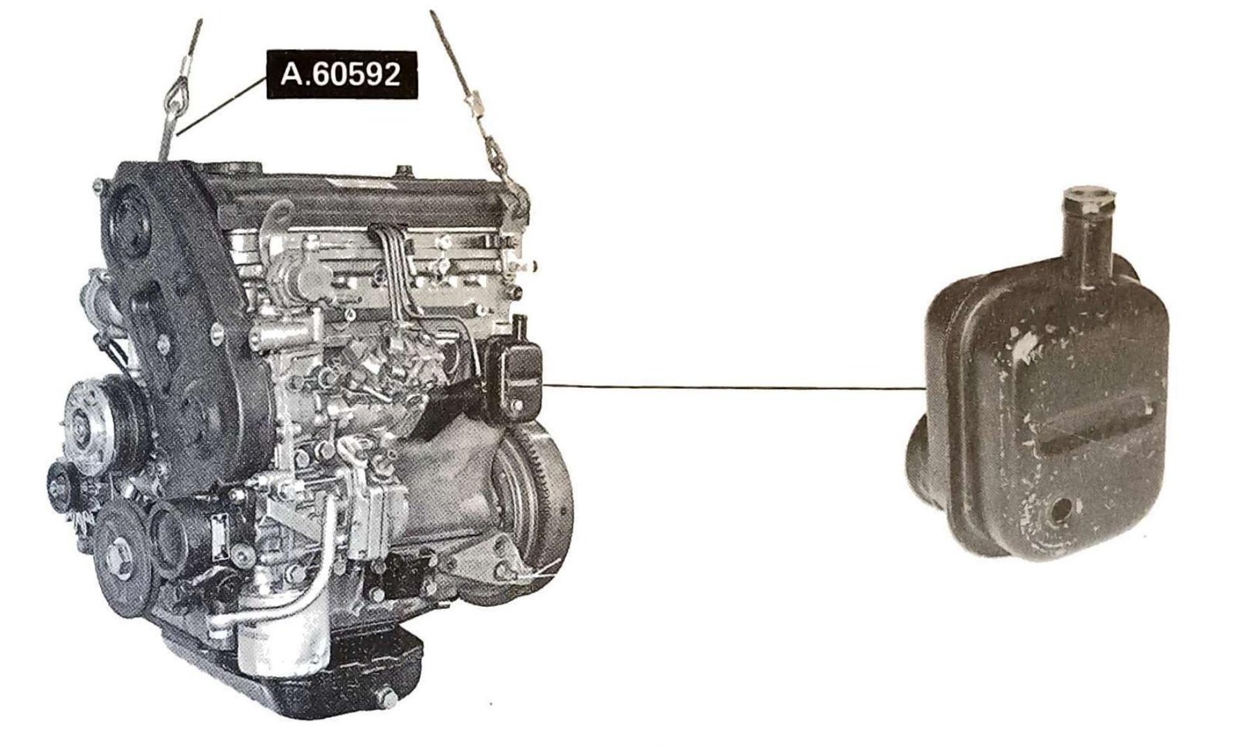 Motore sollevato con paranco e gancio A.60592: stacco del filtro olio (a destra)