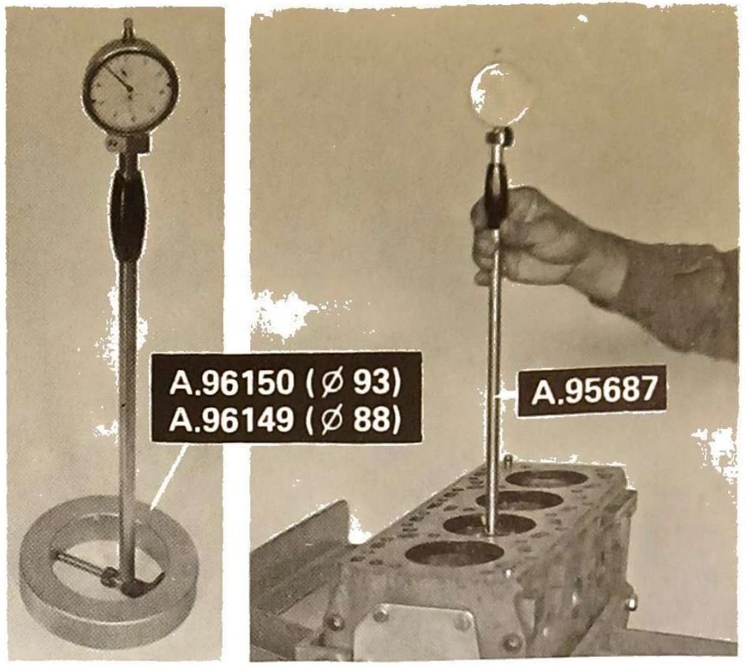 Misurazione canne cilindri: comparatore con attrezzo A.96150 (Ø 93) / A.96149 (Ø 88) per taratura (sinistra) e attrezzo A.95687 per misurazione interna canna cilindro montata nel basamento (destra).