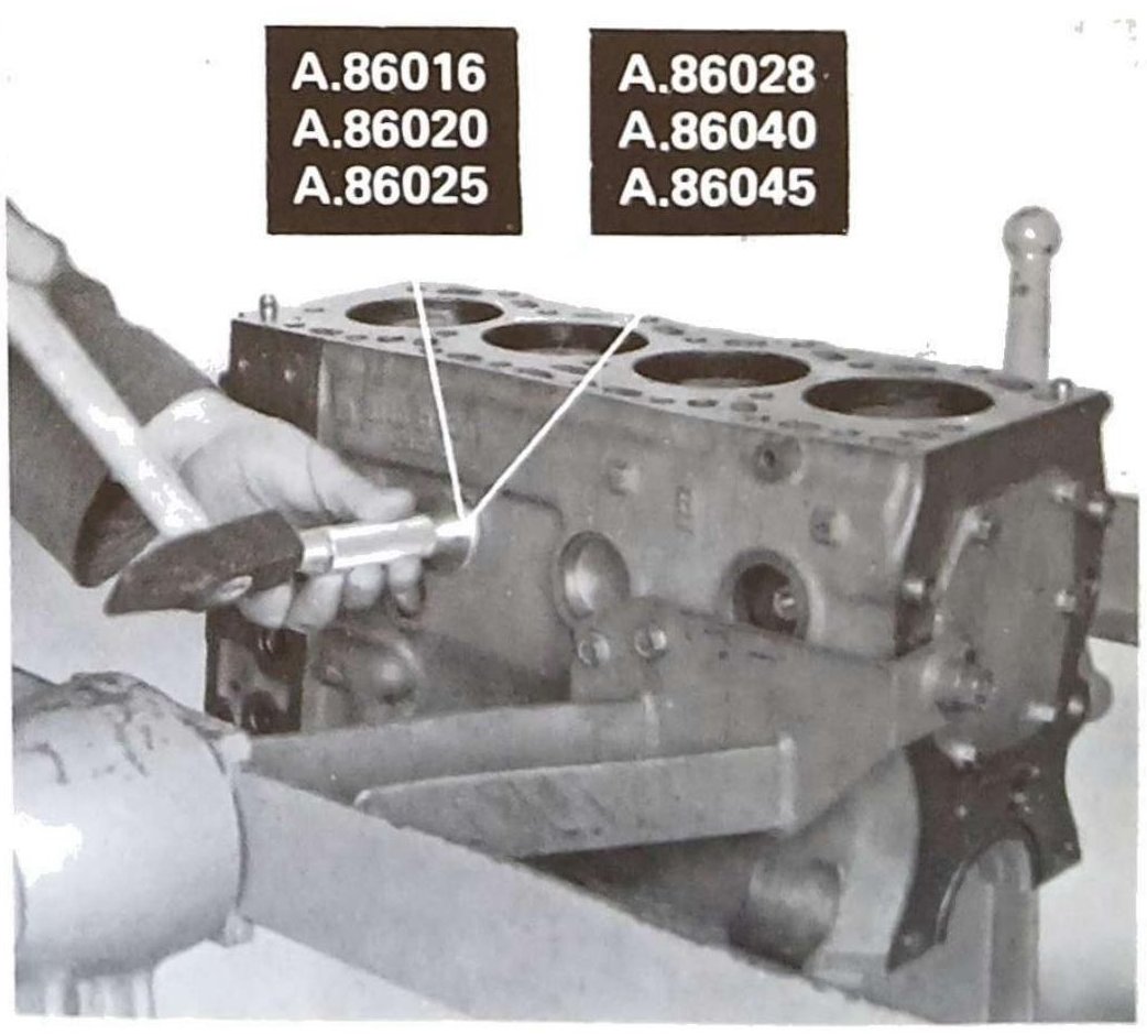 Montaggio tappi a scodellino sul basamento con attrezzi A.86016, A.86020, A.86025, A.86028, A.86040, A.86045: operatore che inserisce il tappo nella sede sul basamento.