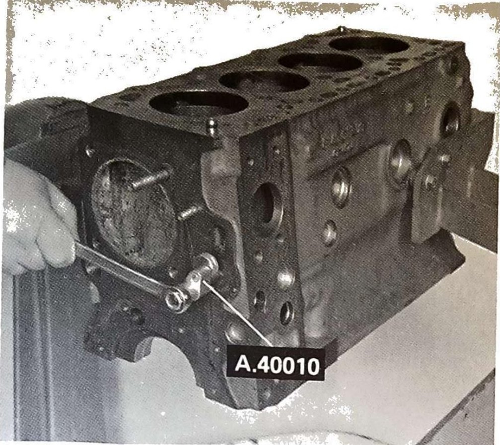 Smontaggio prigionieri dal basamento con estrattore a rotella A.40010.
