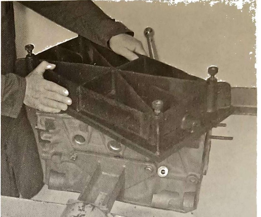 Controllo piano di appoggio testa cilindri mediante piano di riscontro: basamento appoggiato su piano di controllo con operatore che verifica la planarità.
