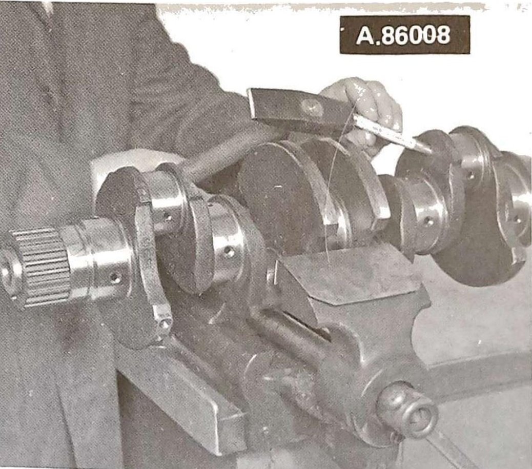 Montaggio tappi a scodellino sui condotti olio dell'albero motore con attrezzo A.86008.