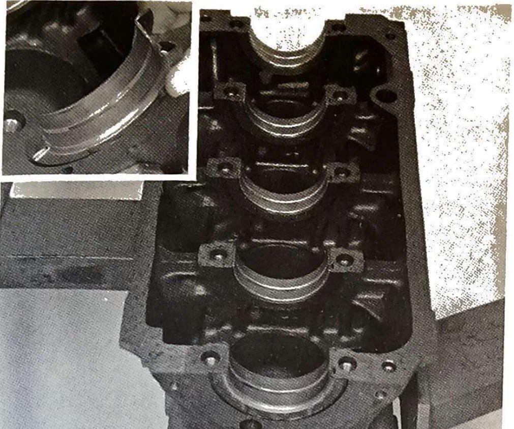 Montaggio semicuscinetti di banco sulle sedi del basamento superiore: dettaglio inserimento semicuscinetto e vista generale delle sedi con cuscinetti montati.