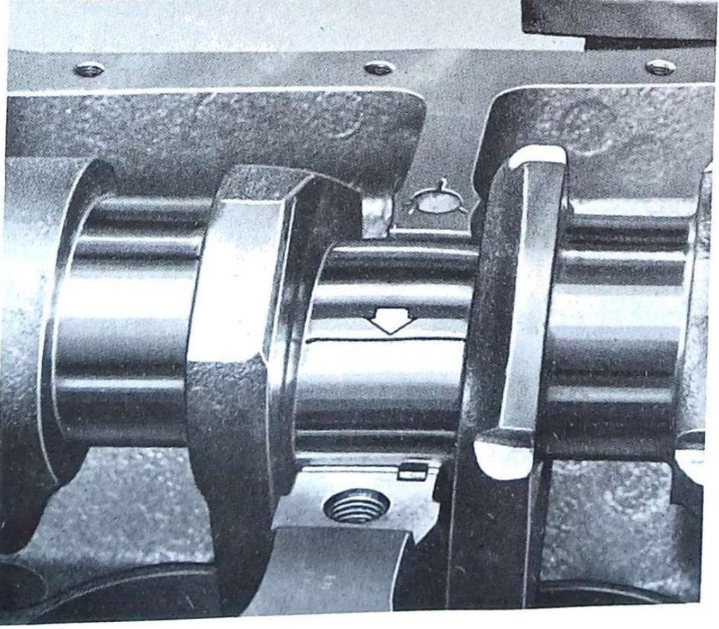 Applicazione filo calibrato (plastigage) sui perni di banco dell'albero motore. La freccia indica il filo calibrato.