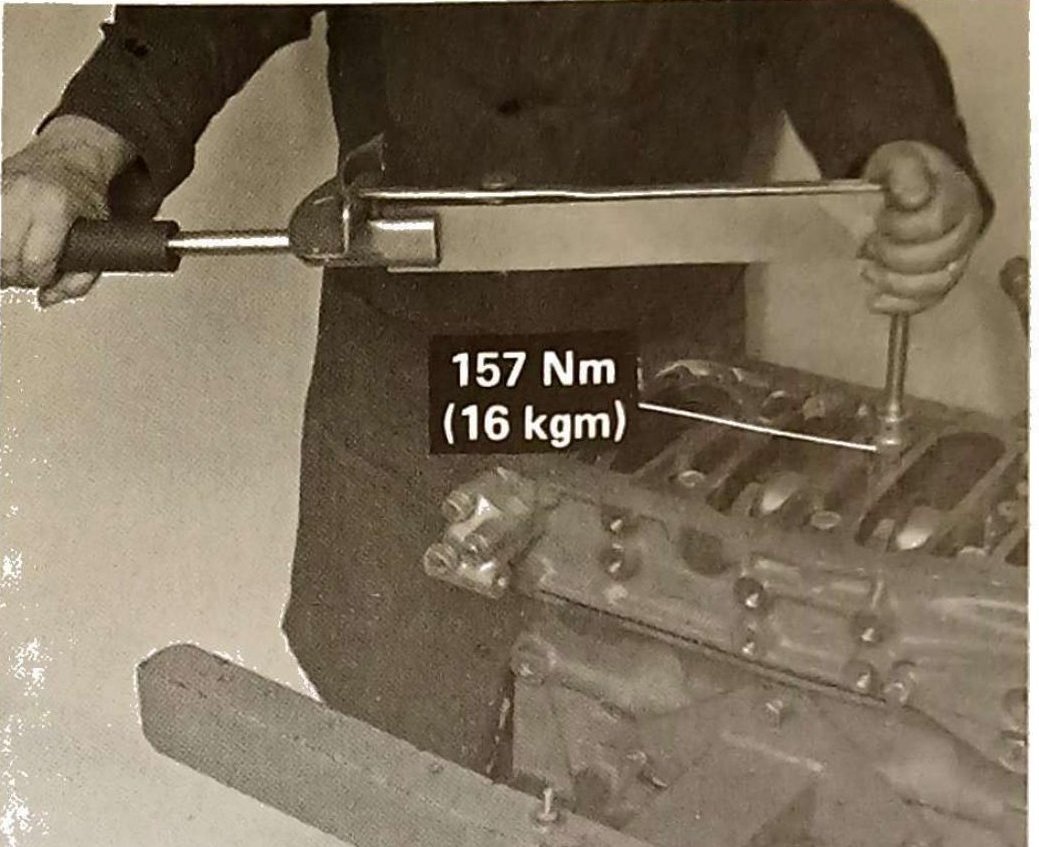 Serraggio a coppia delle viti di fissaggio del basamento inferiore con chiave dinamometrica: coppia 157 Nm (16 kgm).