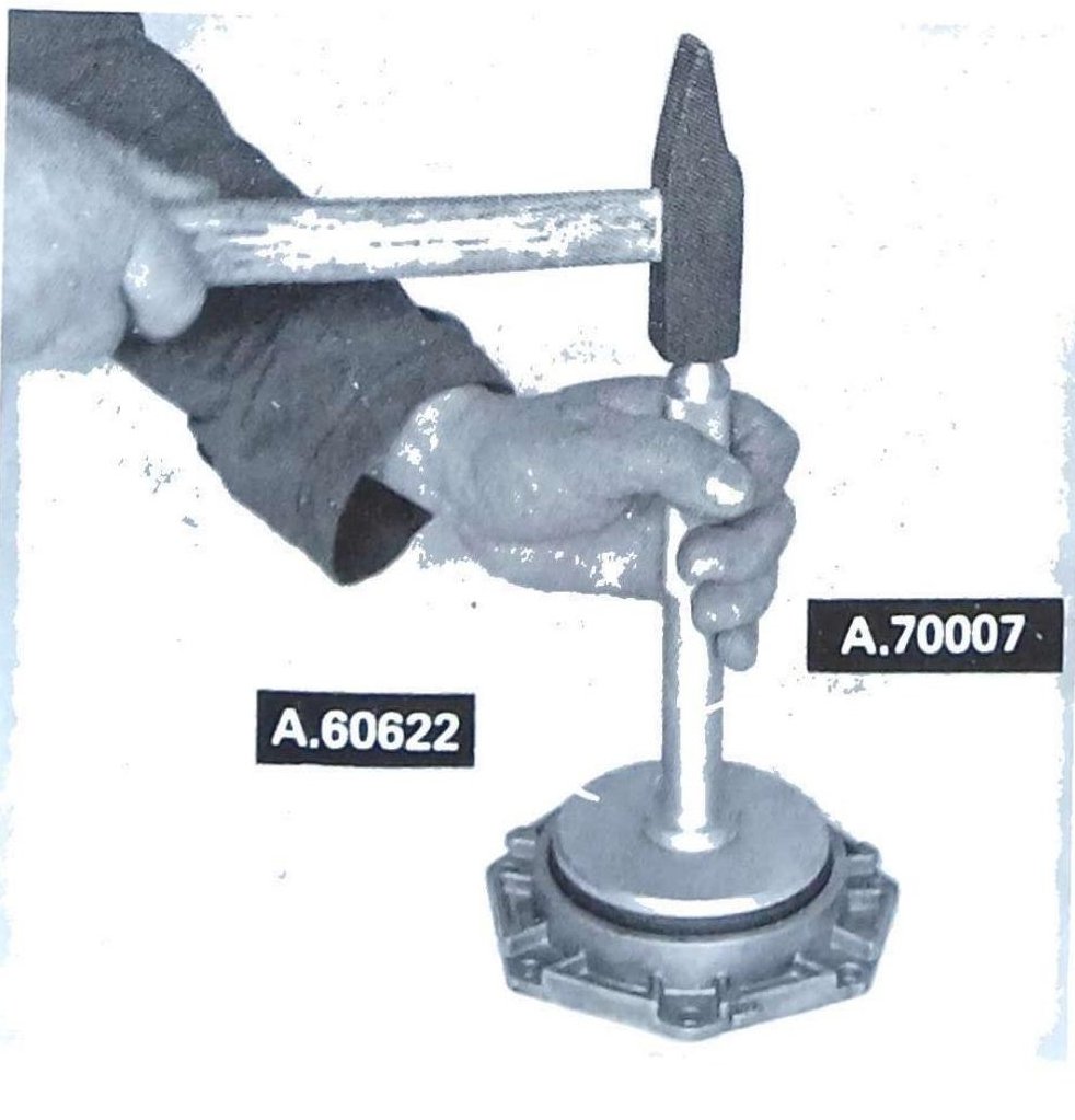 Montaggio guarnizione di tenuta sul coperchio posteriore dell'albero motore con attrezzi A.60622 e A.70007.