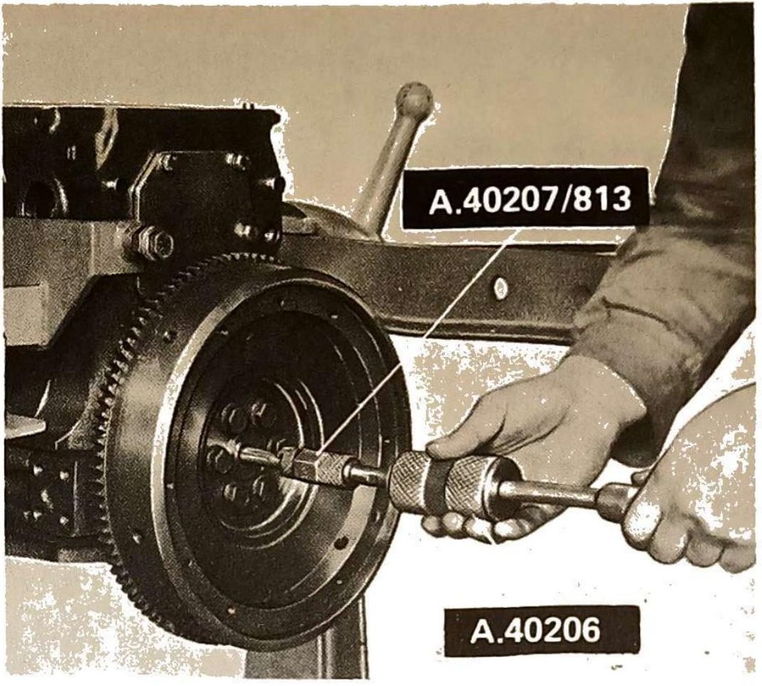 Estrazione del cuscinetto a sfera dal volano motore con attrezzi A.40207/813 e A.40206.