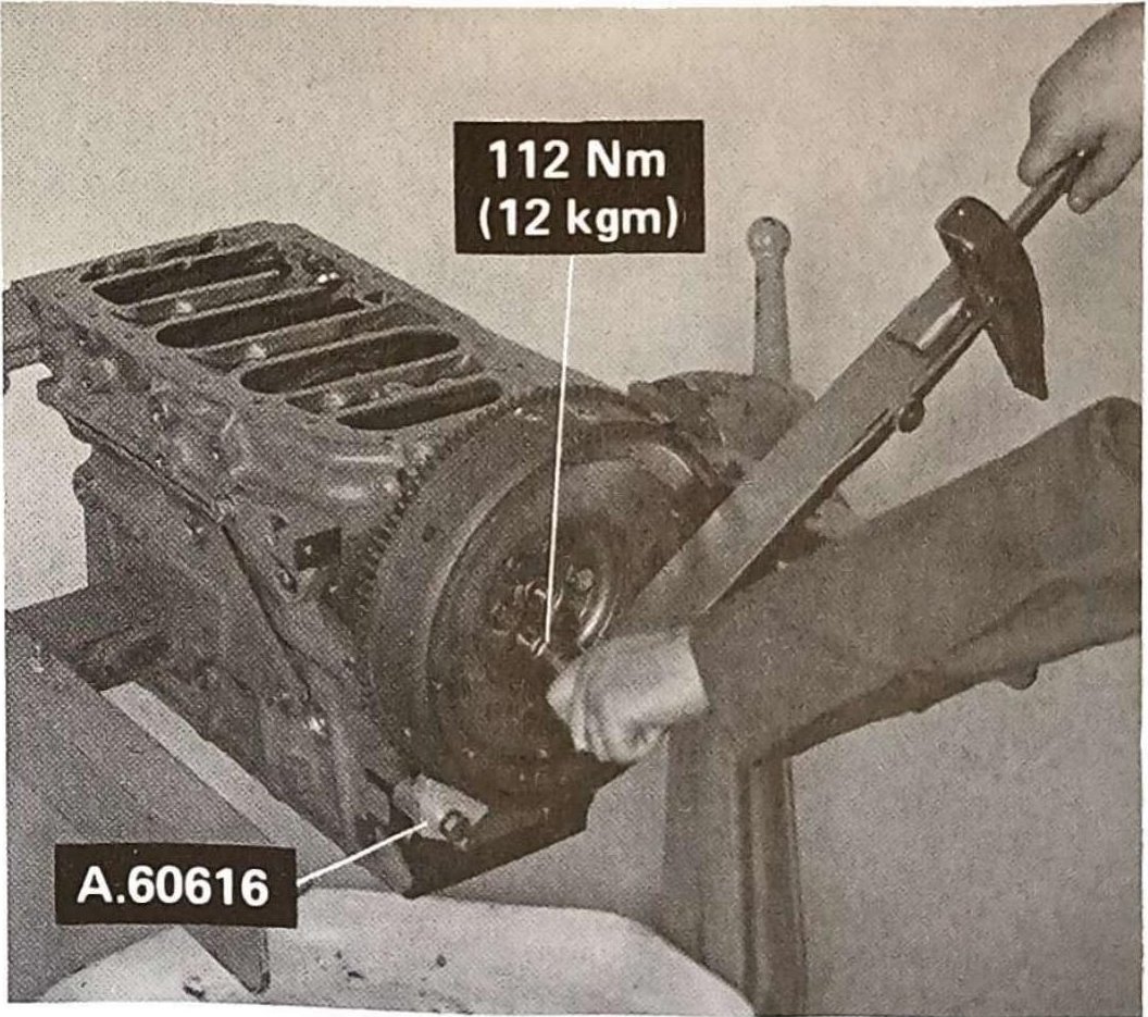 Montaggio volano motore con attrezzo A.60616. Coppia di serraggio: 112 Nm (12 kgm).