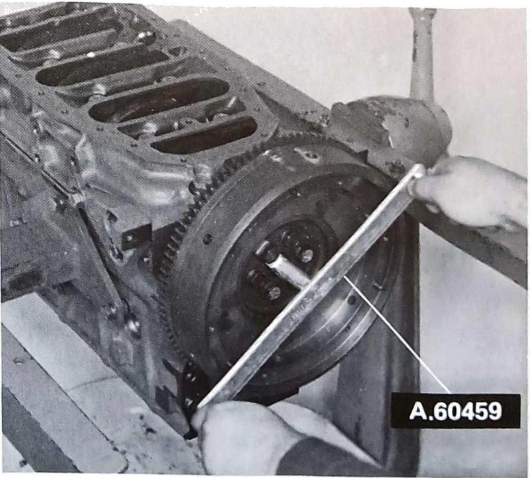 Applicazione manovella per rotazione albero motore con attrezzo A.60459.