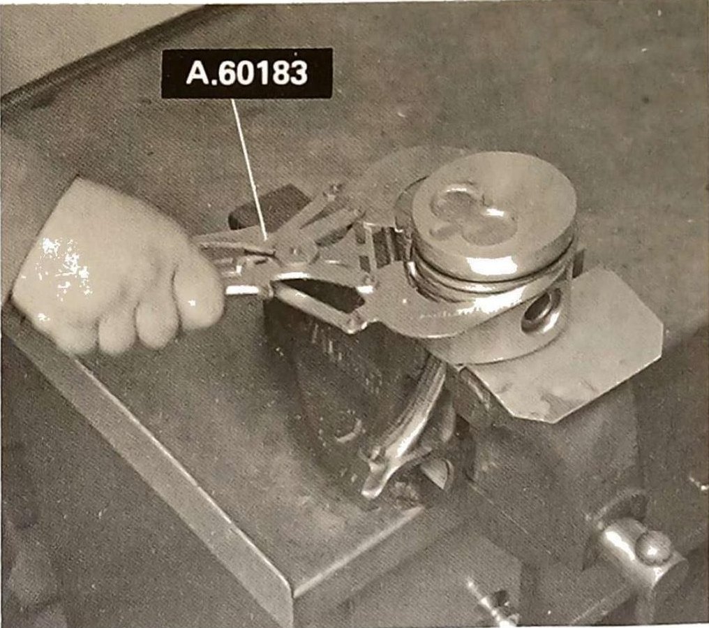 Smontaggio anelli elastici dallo stantuffo con attrezzo A.60183.