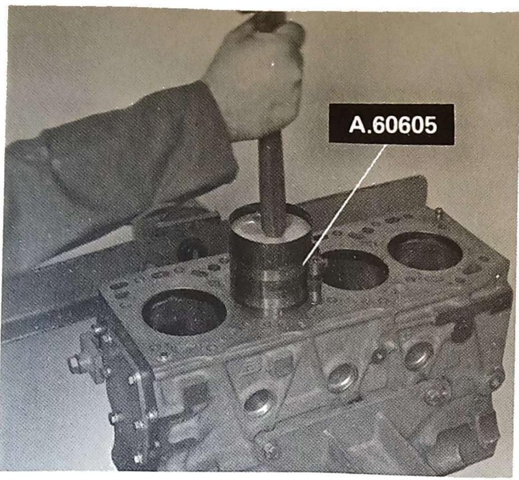 Montaggio complessivo biella-perno-stantuffo nella canna cilindro con attrezzo A.60605; lubrificare le parti interessate prima del montaggio definitivo con olio motore.