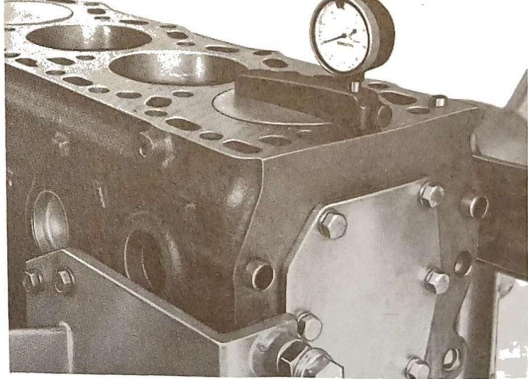 Controllo sporgenza stantuffo dal piano superiore del basamento con comparatore.