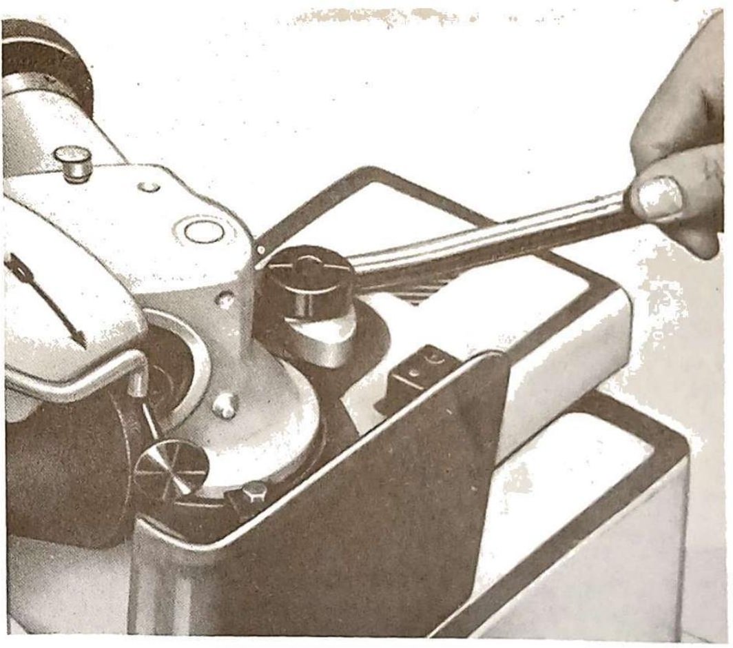 Rettifica valvola mediante rettificatrice: impostazione angolo sede valvola.