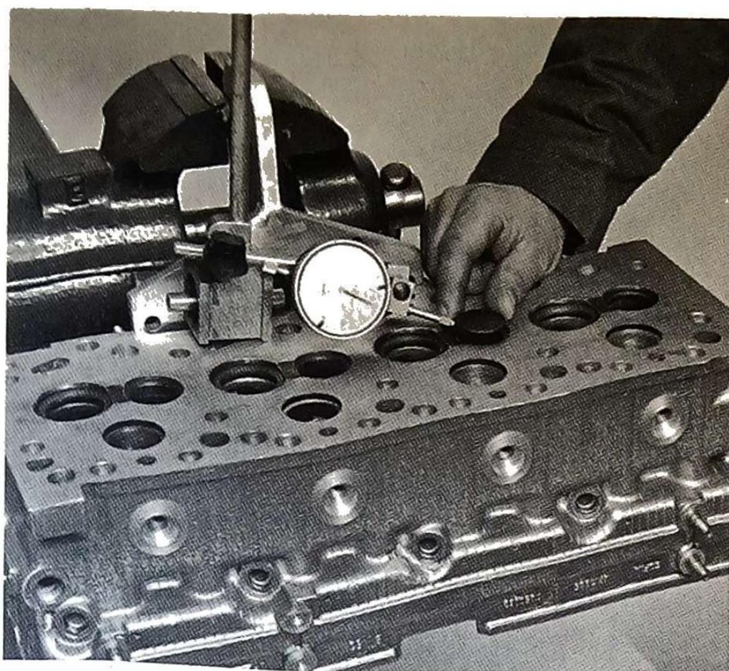 Controllo centratura e giuoco fra stelo valvola e relativa guidavalvola con comparatore.