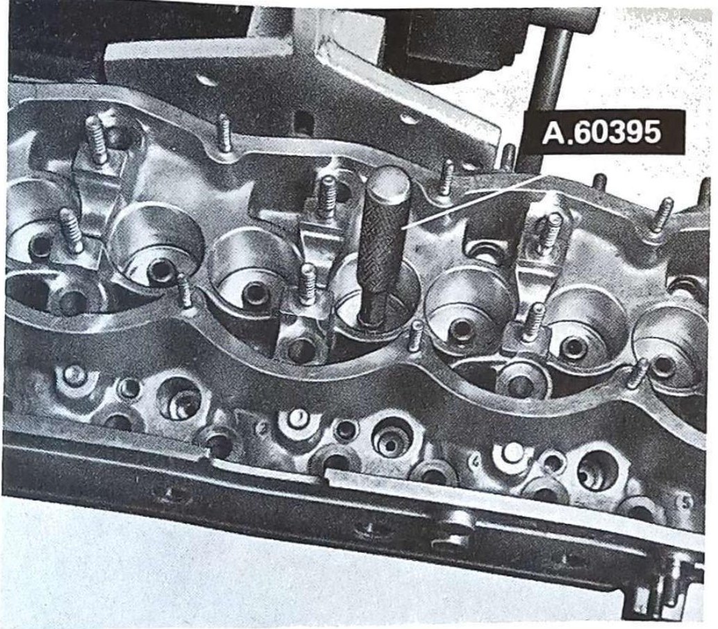 Smontaggio guidavalvola con attrezzo A.60395.