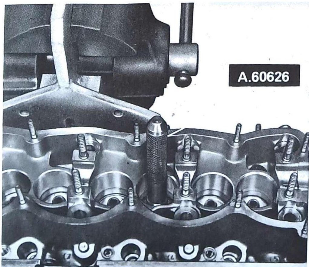 Montaggio guidavalvola con attrezzo A.60626.