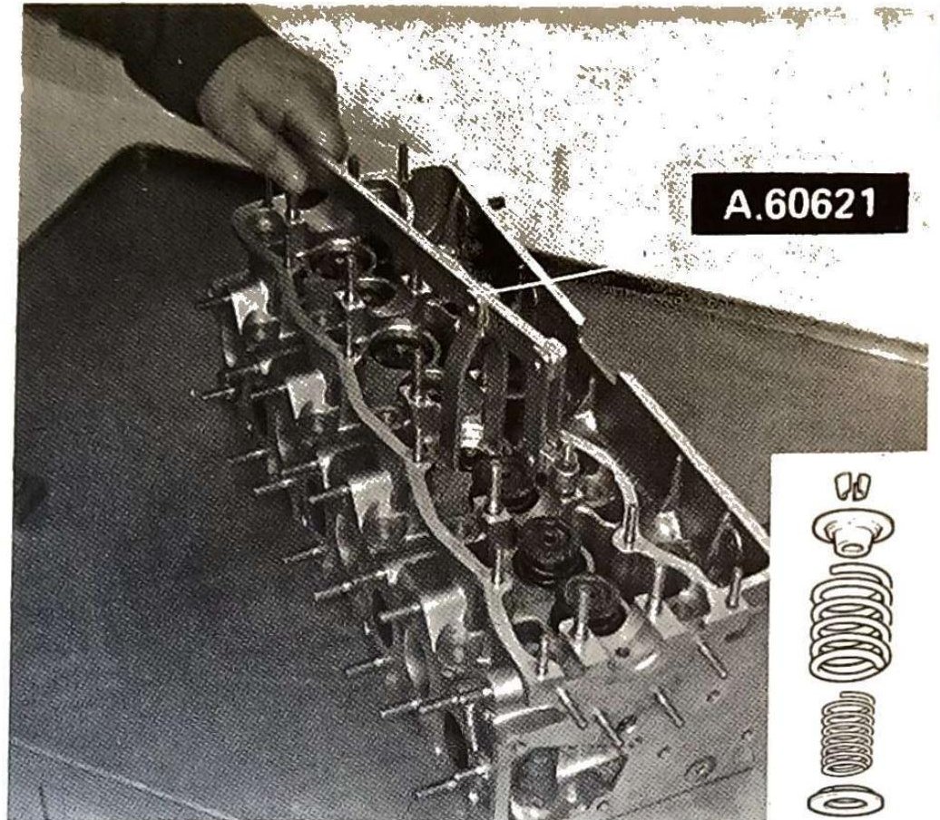 Montaggio valvole con attrezzo A.60621: applicazione di scodellini, molle interne ed esterne e semiconi ritegno valvole