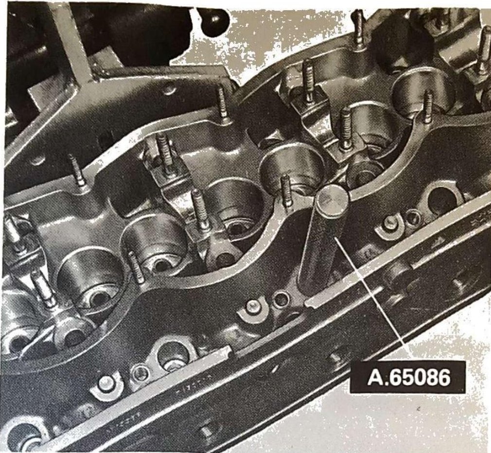 Montaggio boccole iniettori sulla testa cilindri con attrezzo A.65086