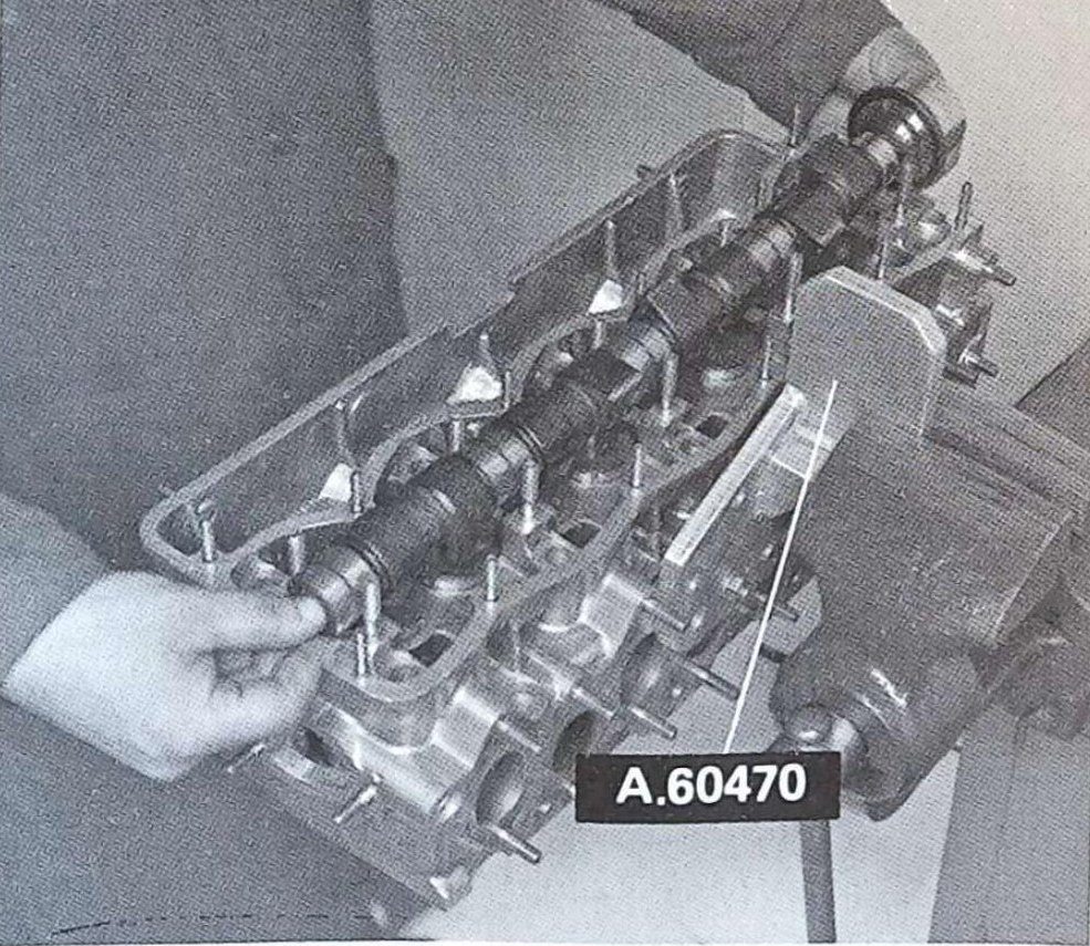 Smontaggio albero distribuzione con attrezzo A.60470