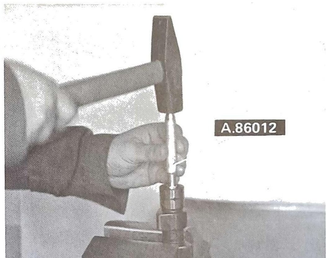 Montaggio tappo a scodellino sull'albero distribuzione con attrezzo A.86012