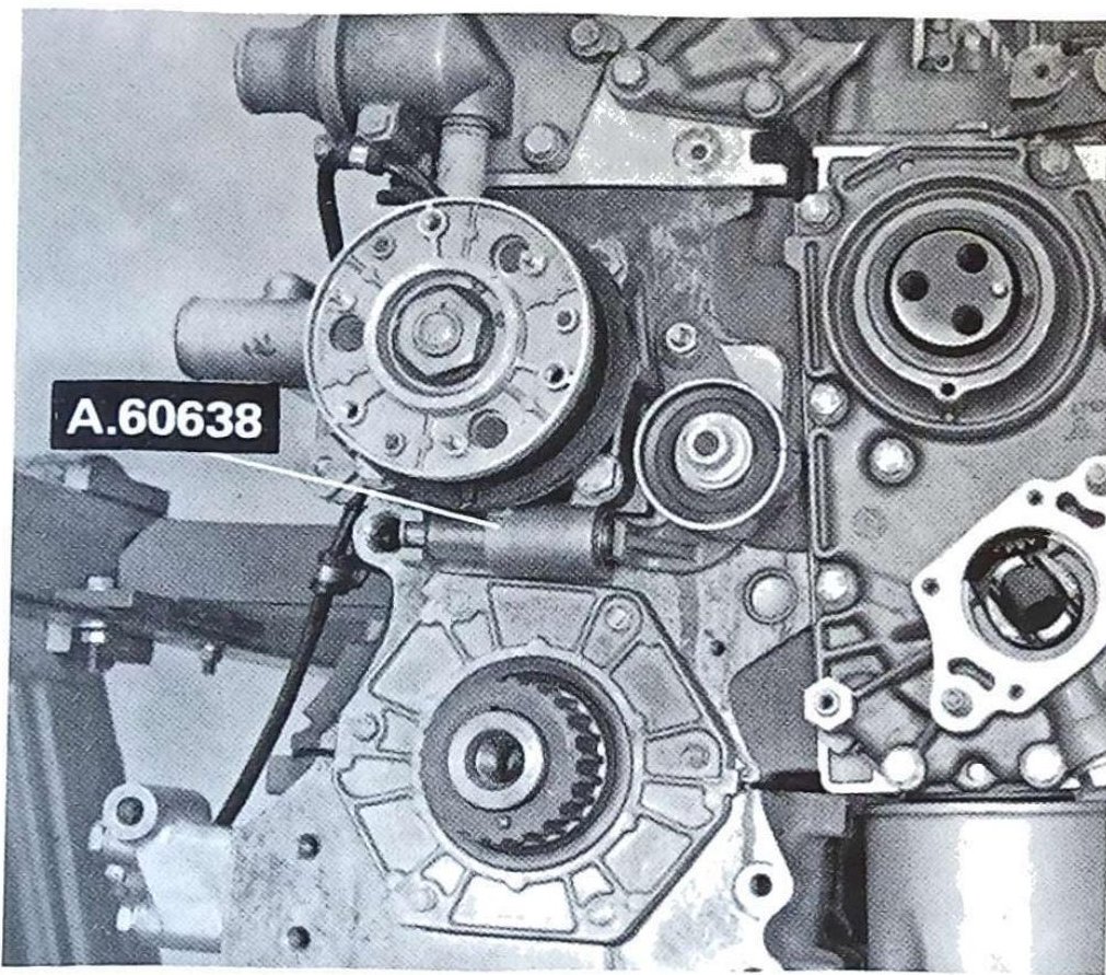 Montaggio tenditore regolabile sul basamento motore con attrezzo A.60638
