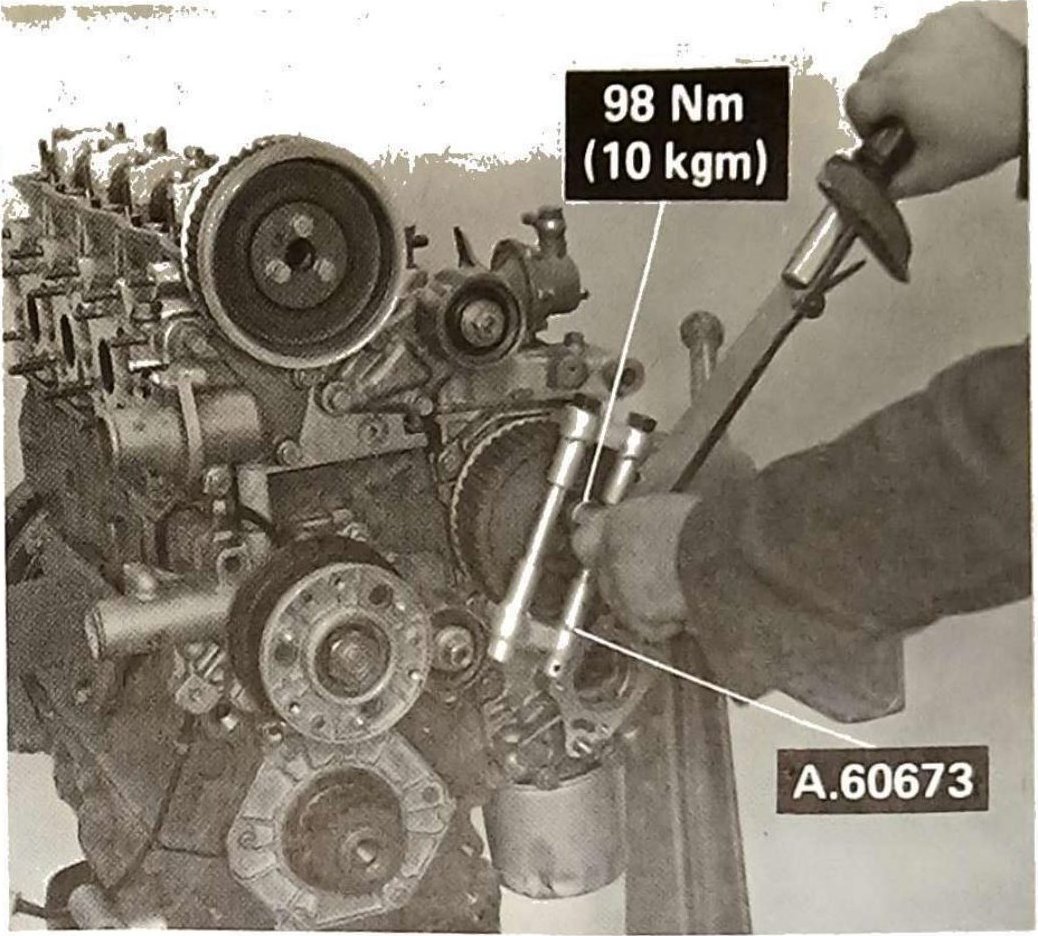 Serraggio a coppia della puleggia comando organi ausiliari con attrezzo A.60673: coppia 98 N·m (10 kgm)