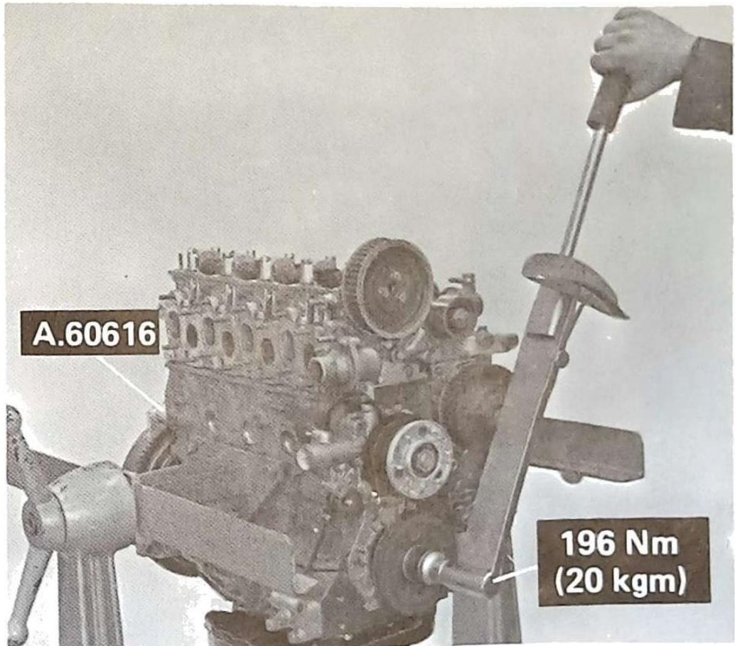 Serraggio a coppia della puleggia comando pompa acqua e generatore con attrezzo A.60616: coppia 196 N·m (20 kgm)
