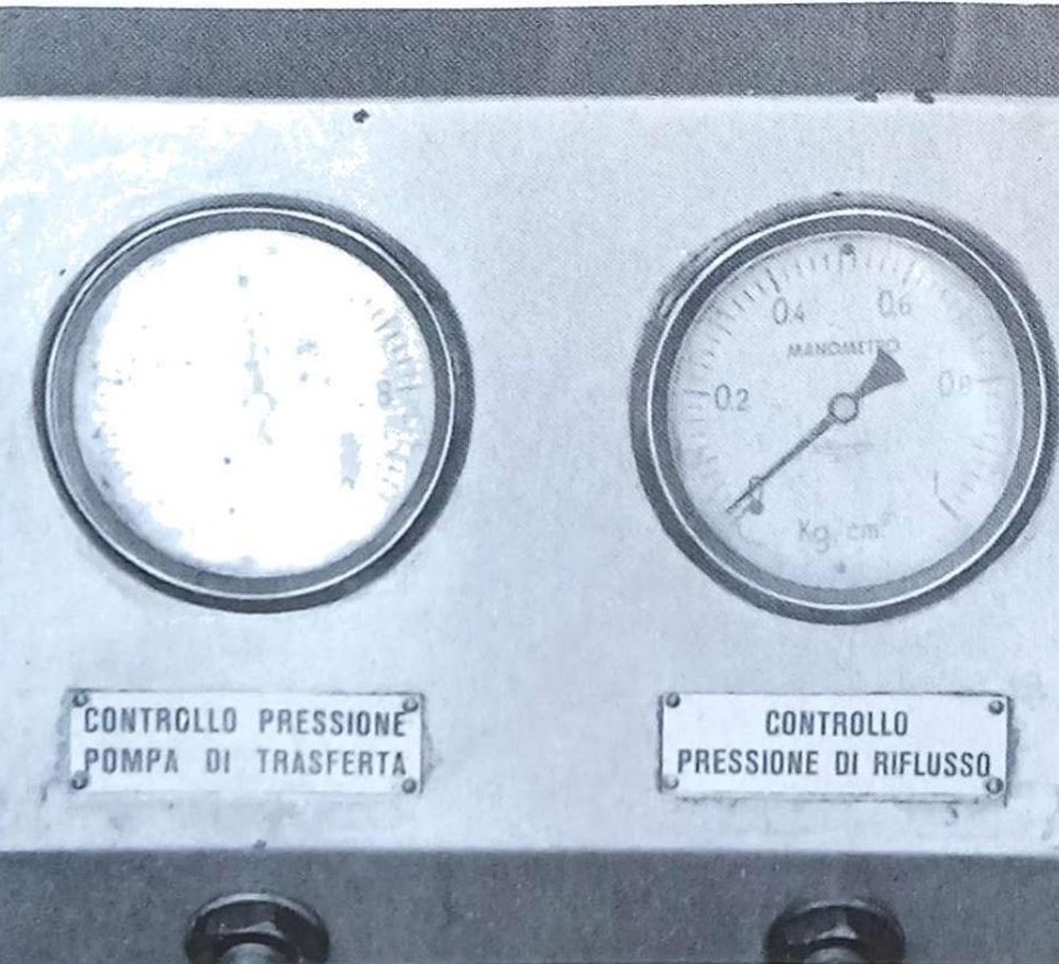 Manometri sul banco prova: controllo pressione pompa di trasferta (sinistra) e controllo pressione di riflusso (destra).