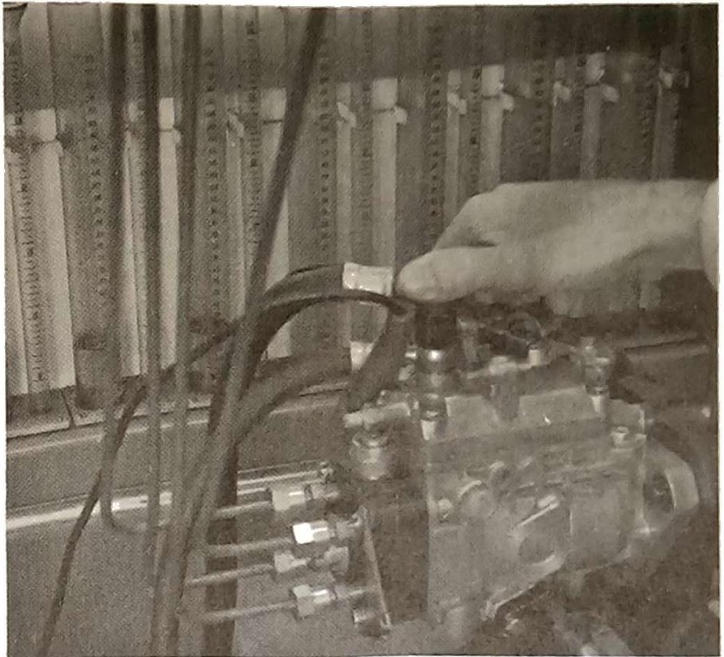 Controllo portata pompa di iniezione al banco prova con leva al massimo.