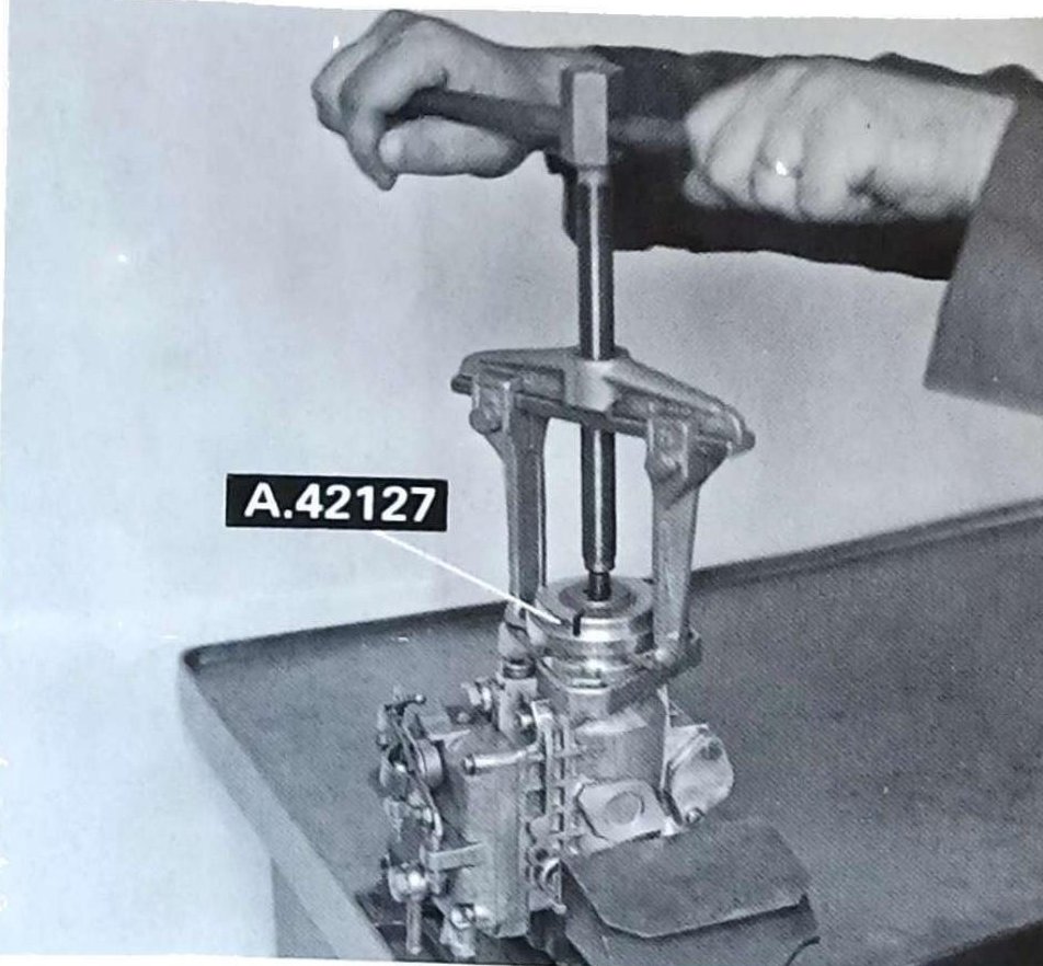 Smontaggio ingranaggio pompa di iniezione con attrezzo A.42127.