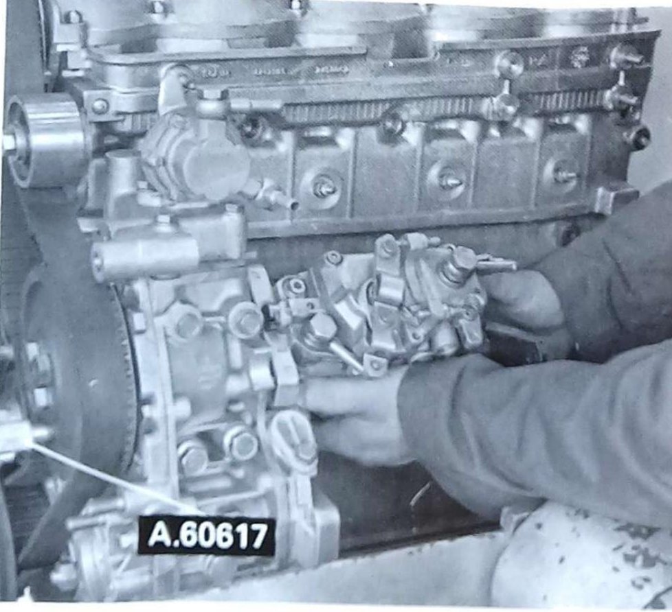 Montaggio pompa iniezione sulla scatola supporto organi ausiliari con attrezzo A.60617.