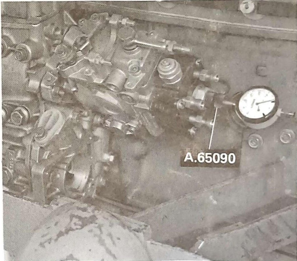 Applicazione comparatore centesimale con attrezzo A.65090 alla pompa iniezione per il controllo della corsa dello stantuffo distributore.