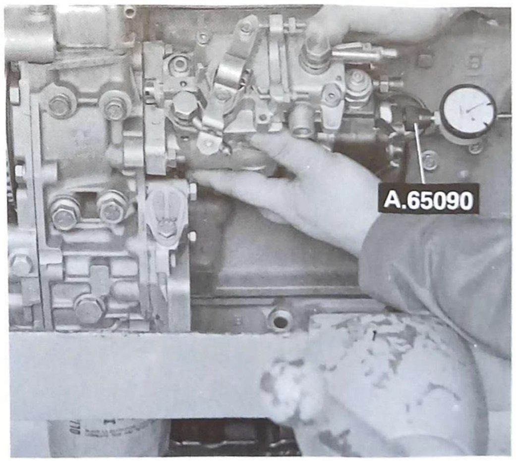 Determinazione corsa stantuffo distributore con attrezzo A.65090 e comparatore centesimale.