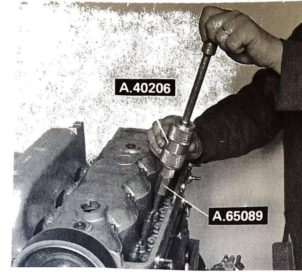 Smontaggio iniettori dalla testa cilindri con attrezzi A.40206 e A.65089.