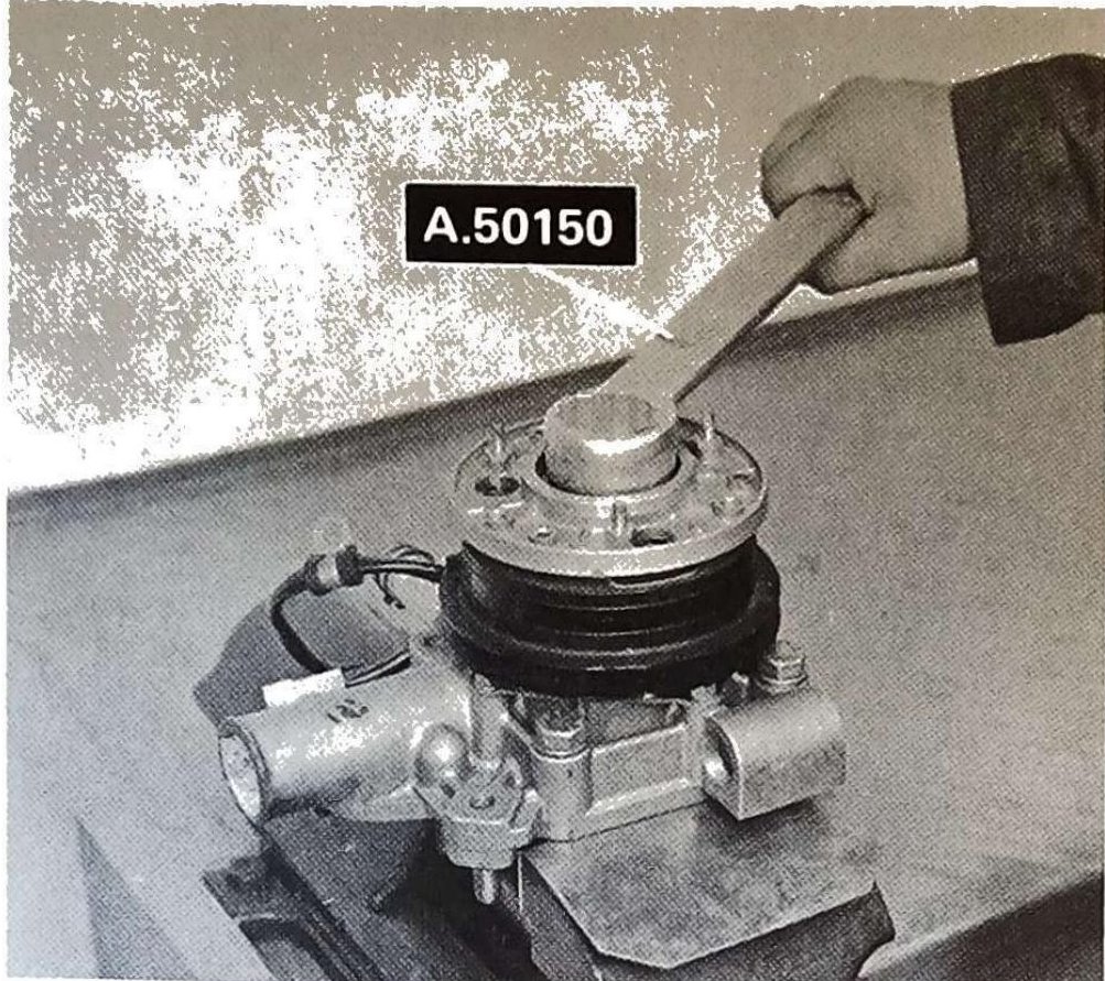 Montaggio del mozzo per ventilatore elettromagnetico sull'albero pompa acqua (attrezzo A.50150)