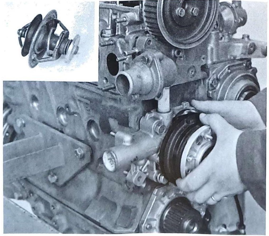 Montaggio pompa acqua e relativo termostato sul motore