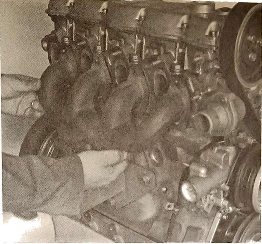 Montaggio collettore di scarico sul motore