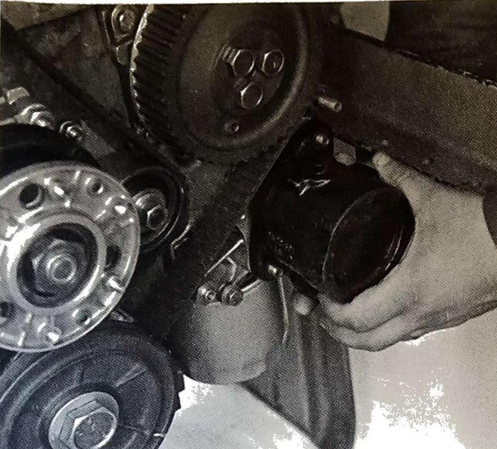 Montaggio pompa servosterzo sul motore