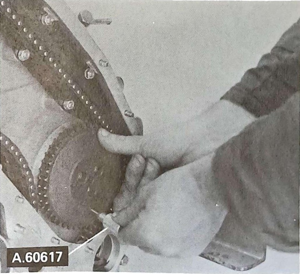 Montaggio dell'ingranaggio comando organi ausiliari e della catena con attrezzo A.60617