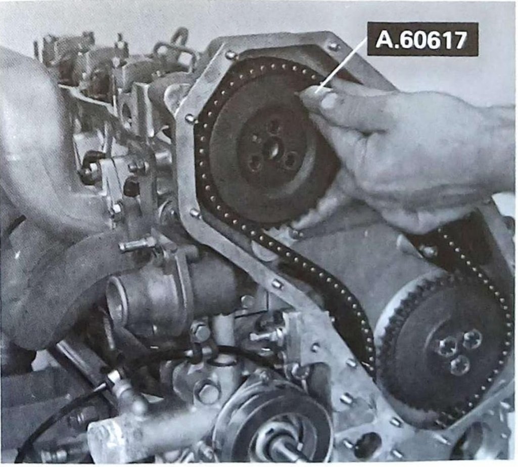 Montaggio dell'ingranaggio comando albero distribuzione e della catena con attrezzo A.60617