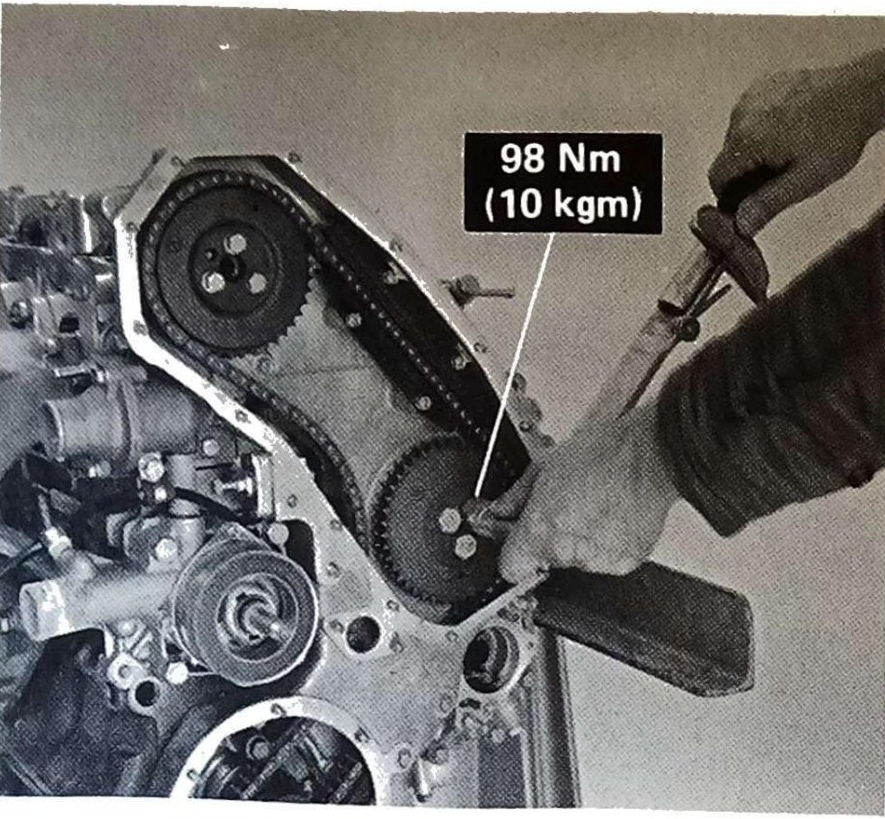 Serraggio a coppia delle viti di fissaggio ingranaggio comando organi ausiliari: 98 N·m (10 kgm)