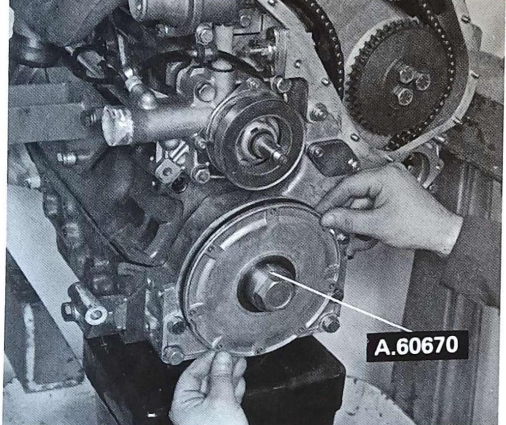 Montaggio coperchio inferiore sulla scatola comando distribuzione con attrezzo A.60670