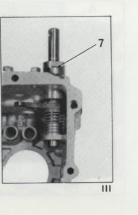 Coperchio posteriore cambio - comando con riferimento 7 (fig. III)