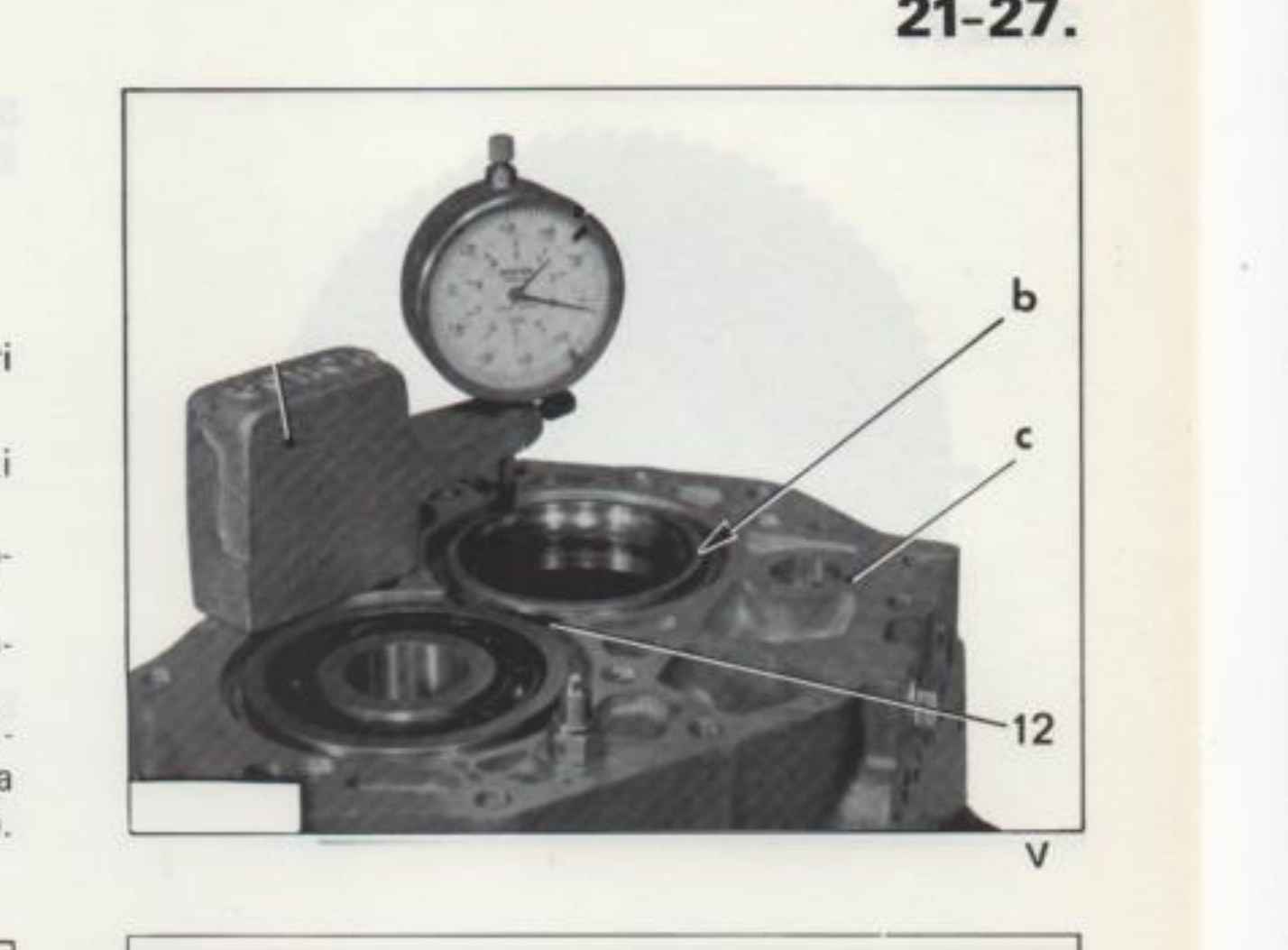 Misura con comparatore della distanza tra superficie "c" della scatola e superficie "b" del cuscinetto (rif. b, c, 12)