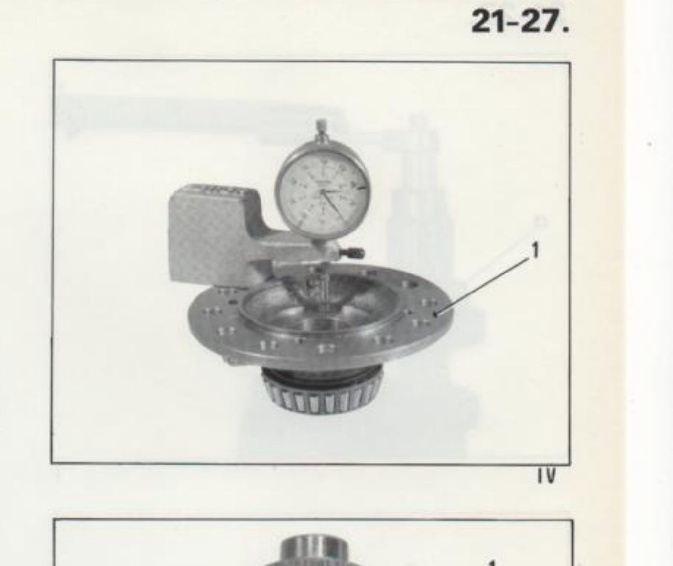 Fig. IV — Comparatore montato sulla flangia (1) per controllo giuoco
