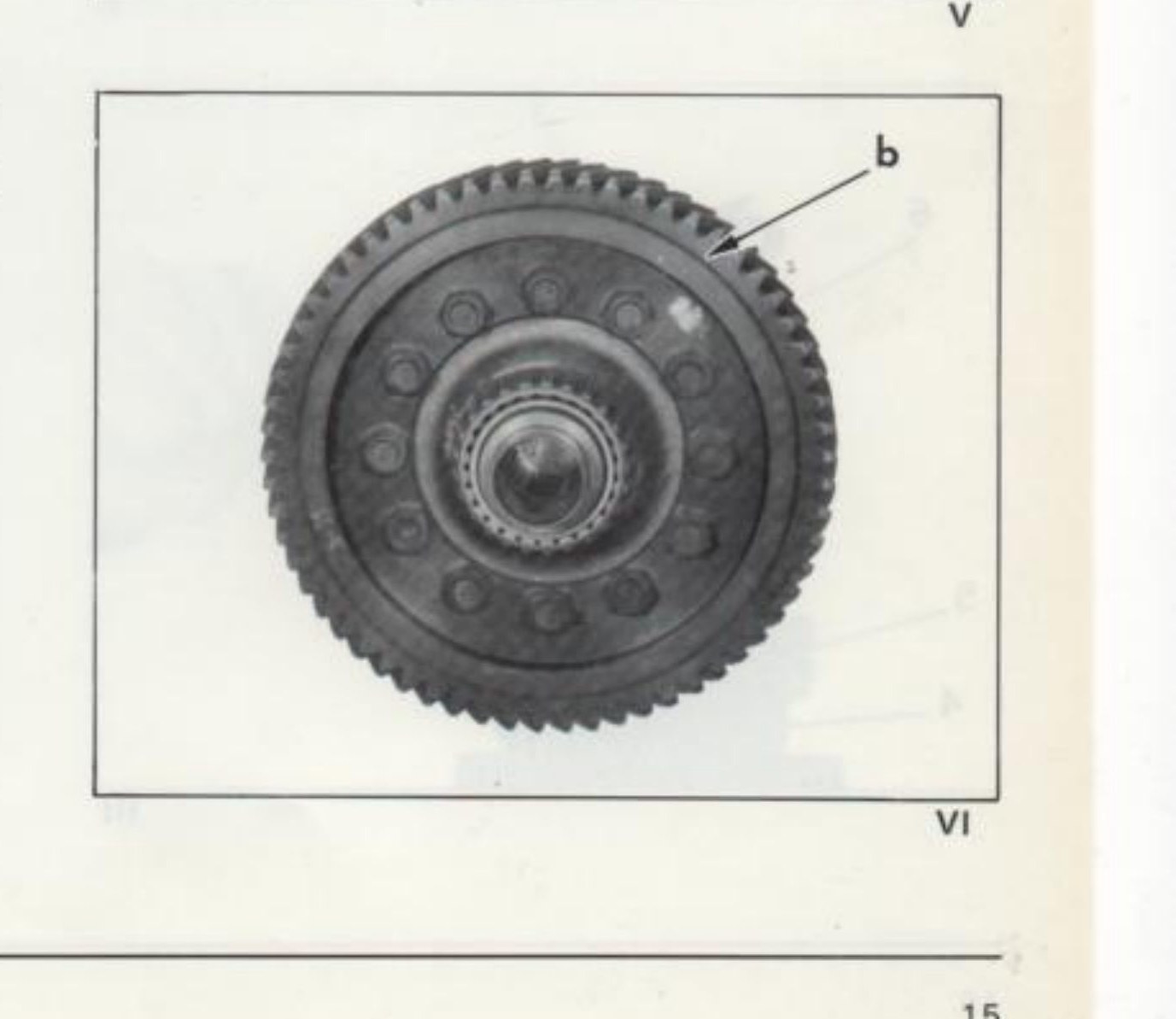 Fig. VI — Corona dentata con scanalatura "b" montata sulla scatola differenziale
