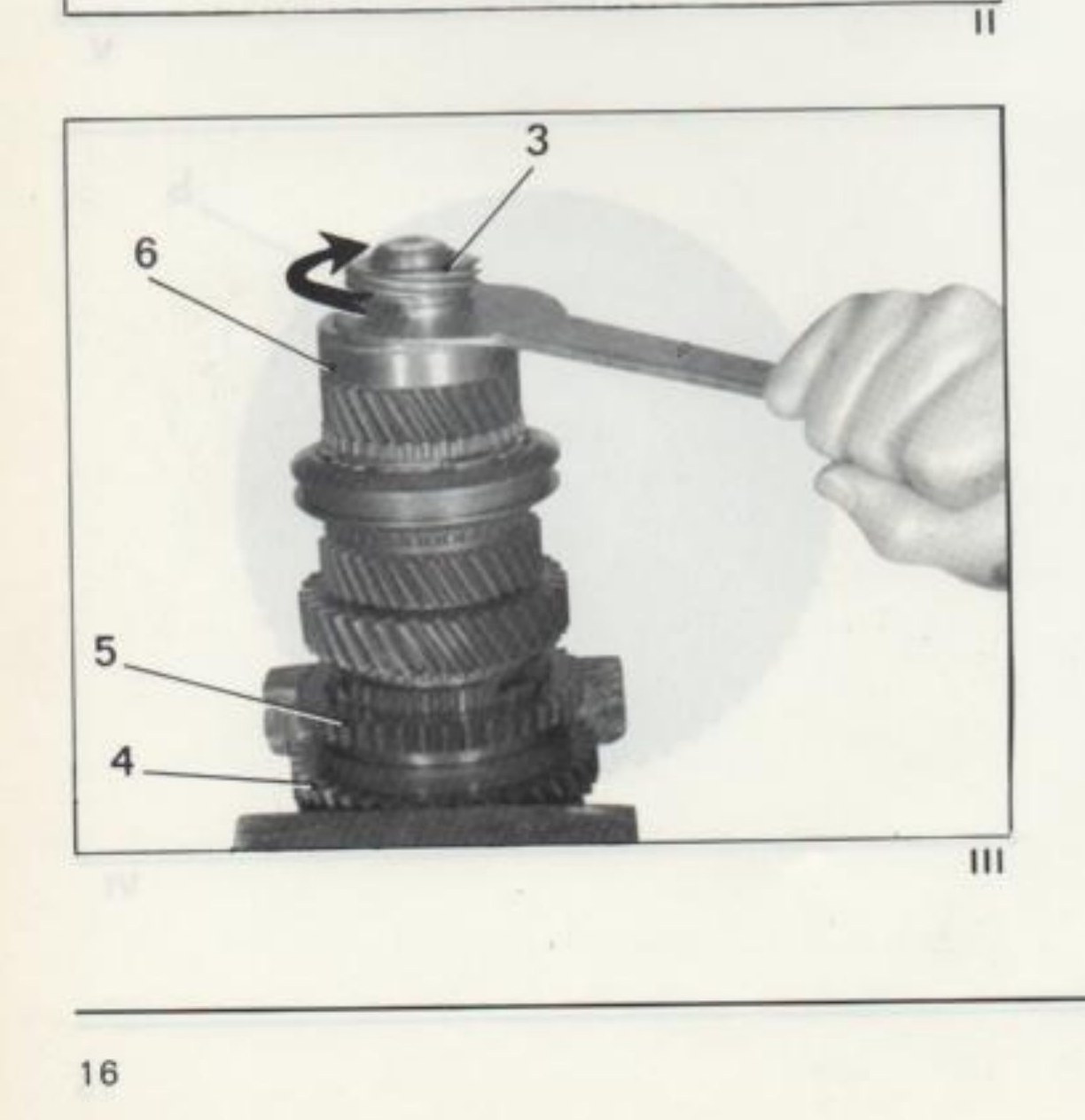 Smontaggio albero secondario: ingranaggio prima velocità (4), manicotto (5), dado (3), cuscinetto (6)