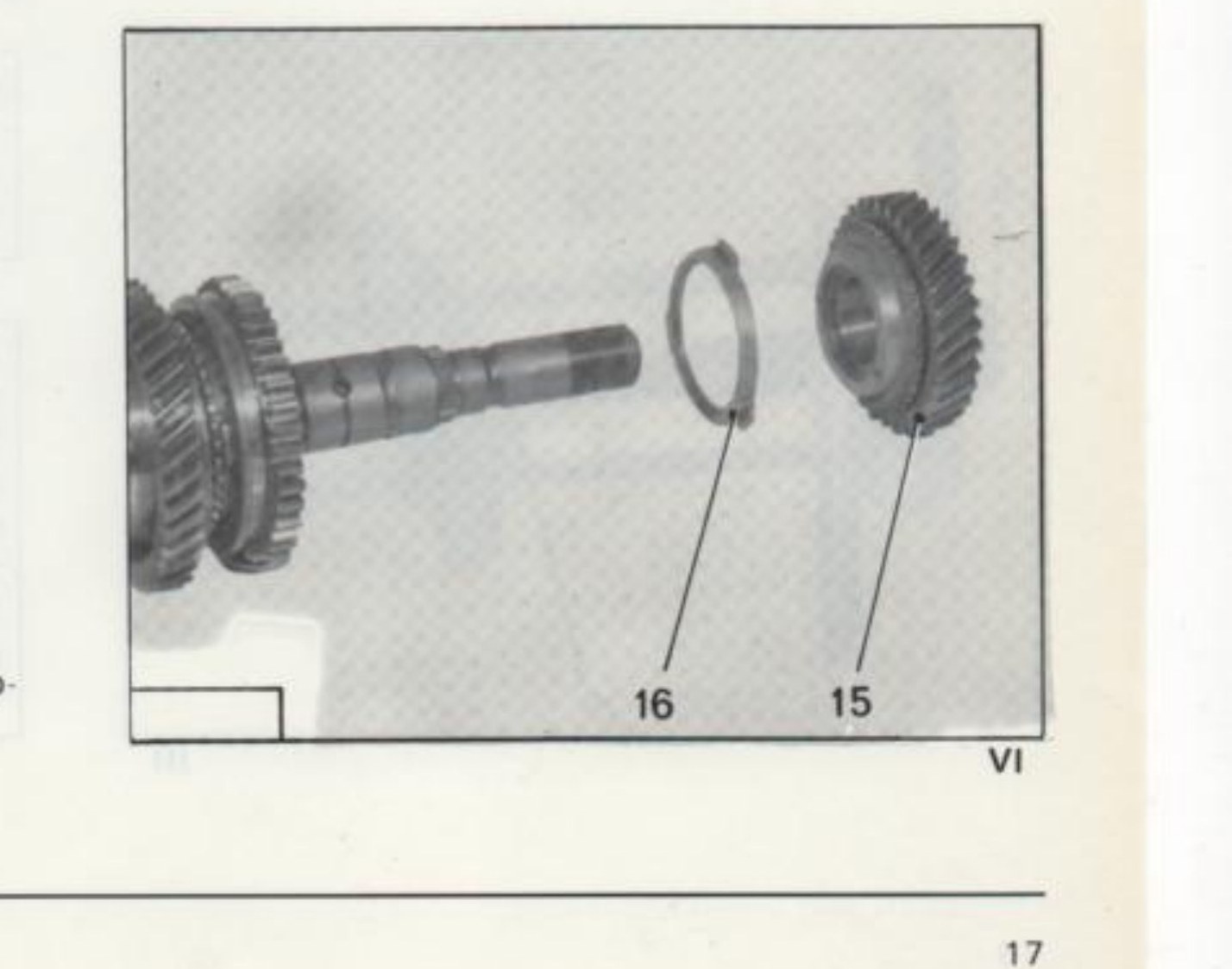 fig. VI — Ingranaggio 2ª velocità (15) e anello di sincronizzazione 2ª velocità (16)