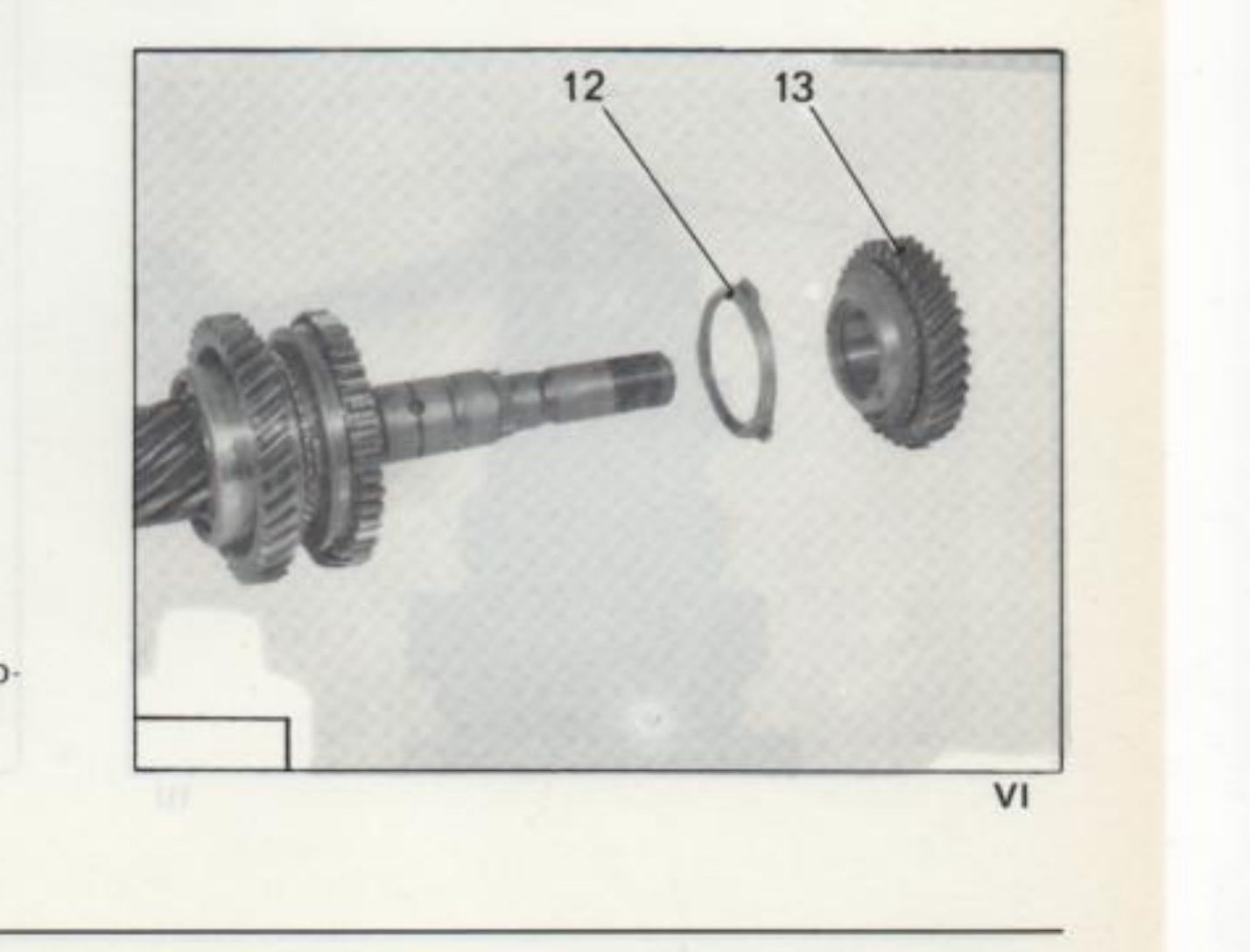 fig. VI — Montaggio: anello sincronizzazione 2ª velocità (12), ingranaggio 2ª velocità (13)