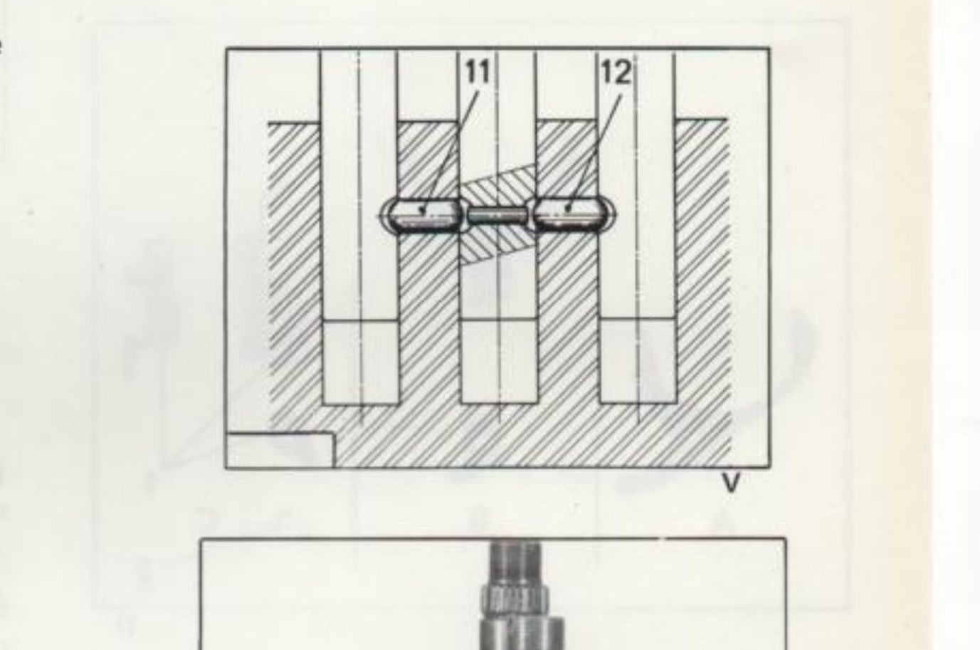 Fig. V - Nottolini di bloccaggio aste (11) e (12) in sezione